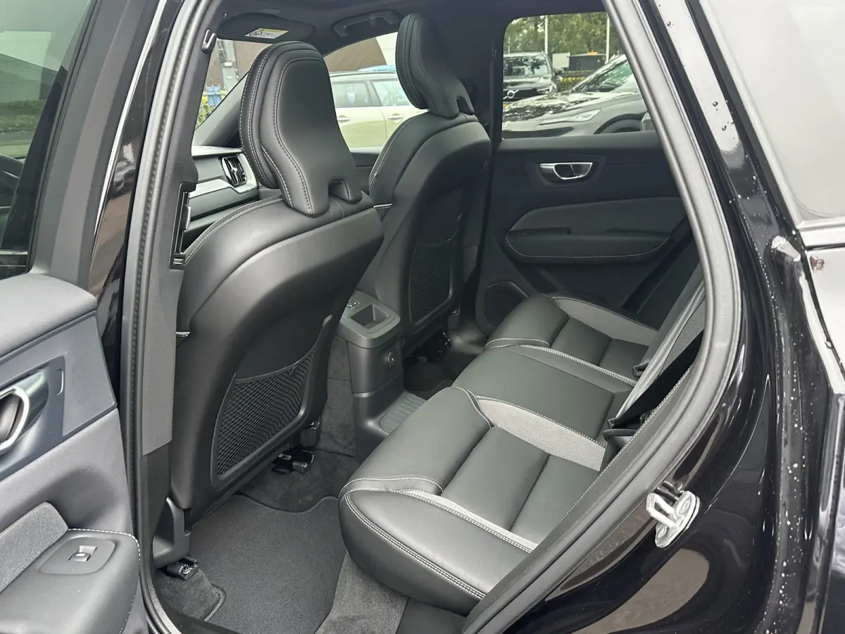 2.0 T6 Plug-in hybrid AWD Plus Black Edition SOH 100%| LUCHTVERING!| ELEK. TREKHAAK| SUPER COMPLEET!| 360 CAMERA| HARMAN KARDON| ACHTERBANK VERWARMD|