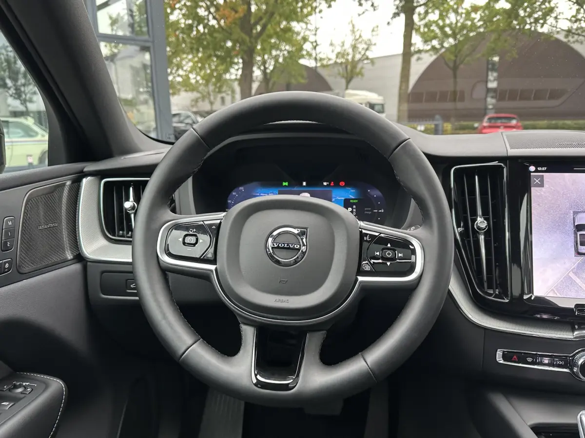 2.0 T6 Plug-in hybrid AWD Plus Black Edition SOH 100%| LUCHTVERING!| ELEK. TREKHAAK| SUPER COMPLEET!| 360 CAMERA| HARMAN KARDON| ACHTERBANK VERWARMD|