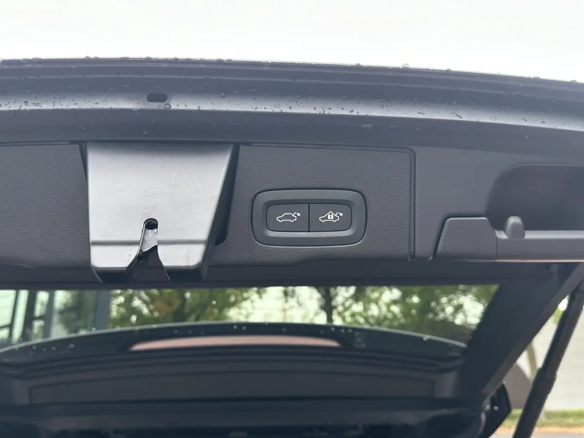 2.0 T6 Plug-in hybrid AWD Plus Black Edition SOH 100%| LUCHTVERING!| ELEK. TREKHAAK| SUPER COMPLEET!| 360 CAMERA| HARMAN KARDON| ACHTERBANK VERWARMD|