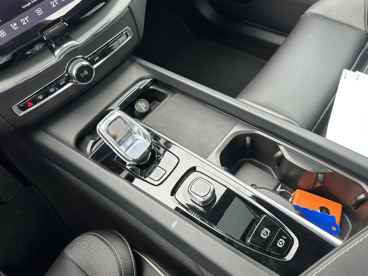 2.0 T6 Plug-in hybrid AWD Plus Black Edition SOH 100%| LUCHTVERING!| ELEK. TREKHAAK| SUPER COMPLEET!| 360 CAMERA| HARMAN KARDON| ACHTERBANK VERWARMD|