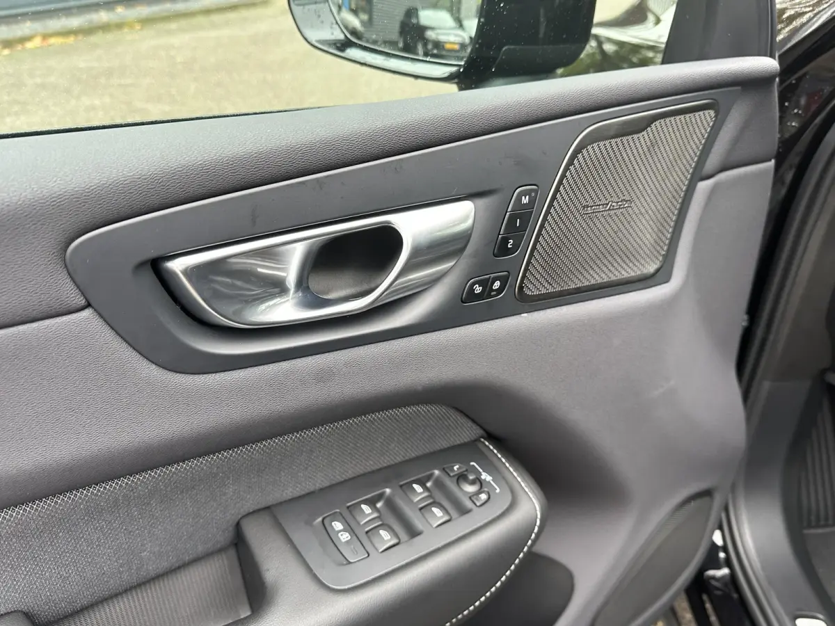 2.0 T6 Plug-in hybrid AWD Plus Black Edition SOH 100%| LUCHTVERING!| ELEK. TREKHAAK| SUPER COMPLEET!| 360 CAMERA| HARMAN KARDON| ACHTERBANK VERWARMD|