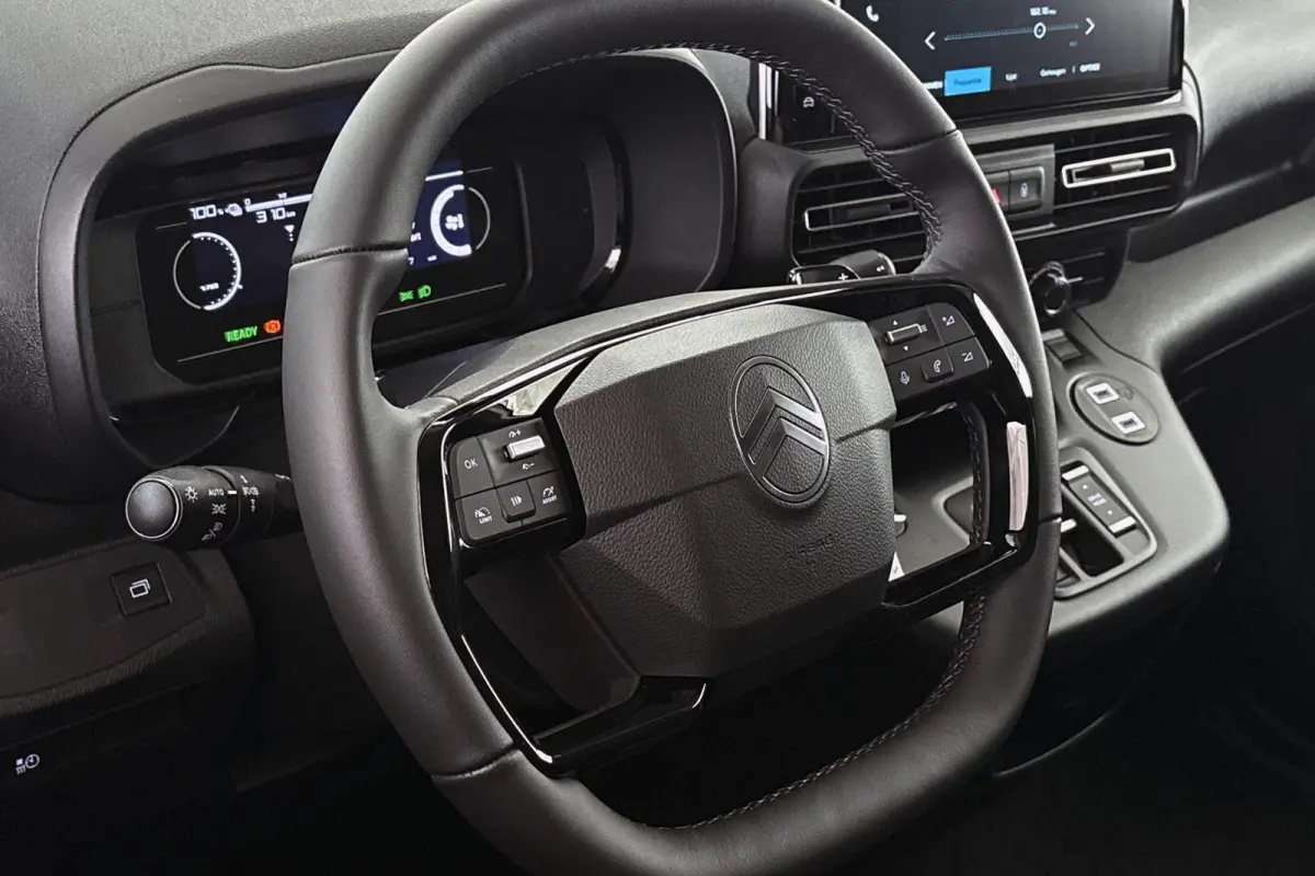 136 L2 50 kWh Stuur-Stoelverwarming Camera Apple CarPlay