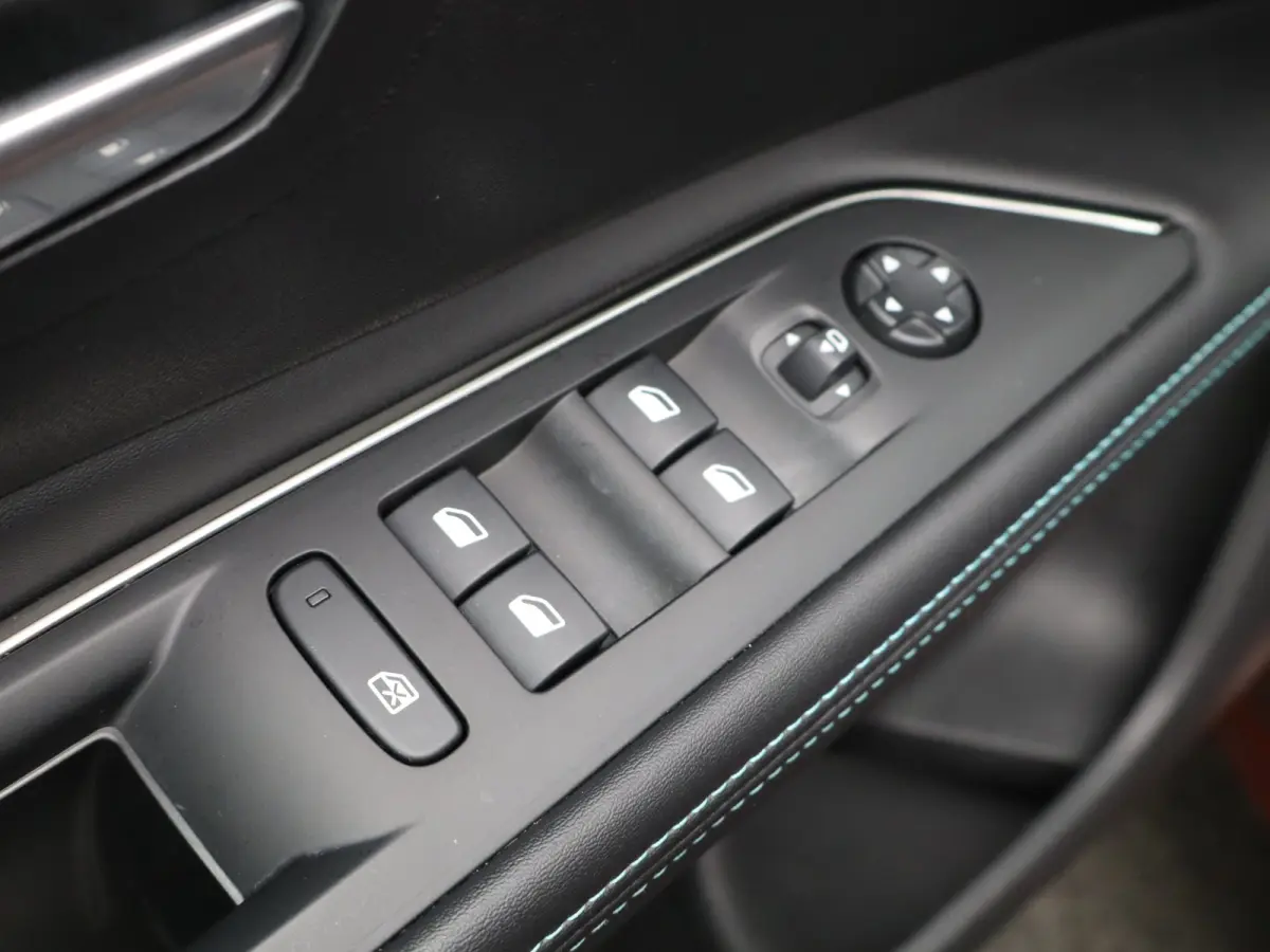 1.2 PureTech Allure Pack Business | Carplay | 7-persoons | Adaptieve cruise | Clima | Camera | Keyless |