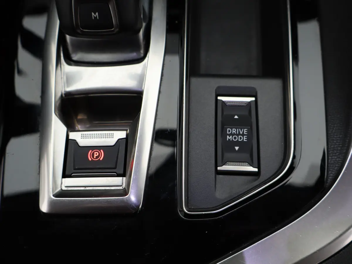 1.2 PureTech Allure Pack Business | Carplay | 7-persoons | Adaptieve cruise | Clima | Camera | Keyless |