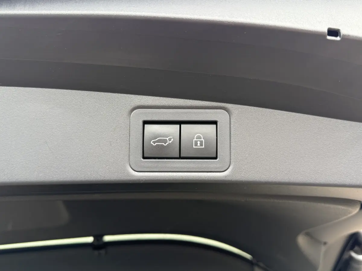 2.0 Hybrid Executive | HUD | ACC | CarPlay | Camera | JBL | 18 inch