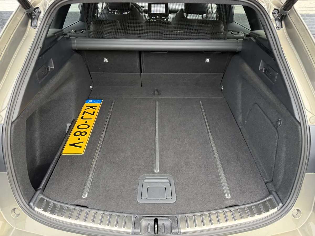2.0 Hybrid Executive | HUD | ACC | CarPlay | Camera | JBL | 18 inch