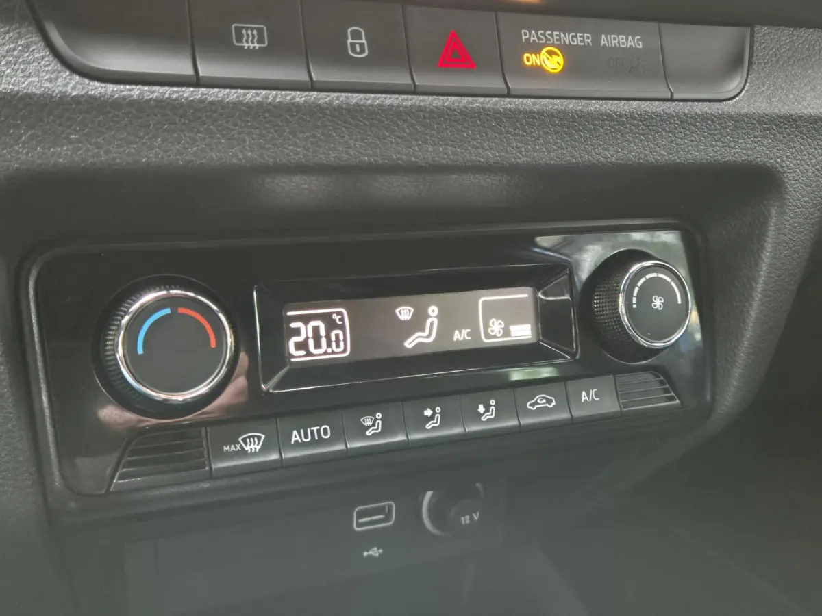 1.0 TSI Sport Business | Navigatie | Apple Carplay | Trekhaak | Climate Control | Parkeersensoren | Cruise Control