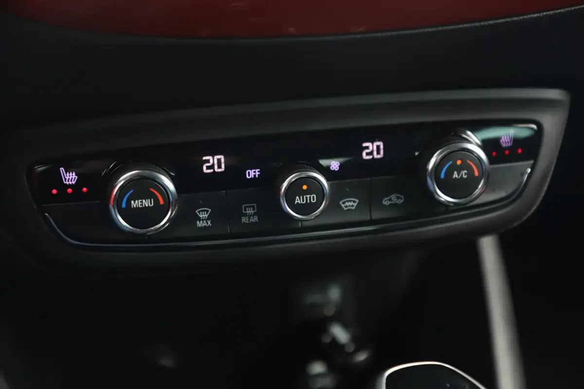 1.2 Turbo GS Line 131PK Automaat NIEUW MODEL Winter Pakket Navigatie Achteruitrijcamera Climate Cruise Control 16 inch Parkeersensoren