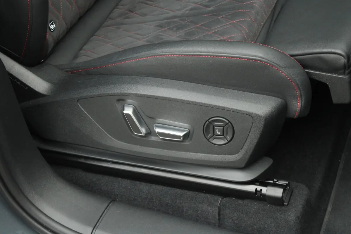 388pk quattro S edition 100kWh | Trekhaak | Luchtvering | Panoramadak  | Bang & Olufsen Premium 3D | Stoelverwarming Voor & Achter | Bijrijdersscherm