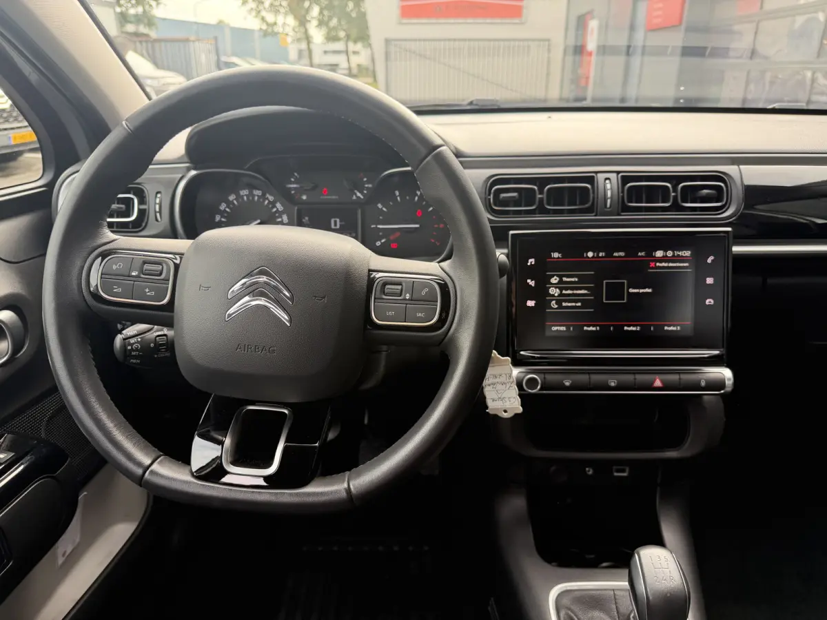 110pk Shine (Camera - Navigatie - Automatische Airco - Apple Carplay - 17" - Parkeersensoren)