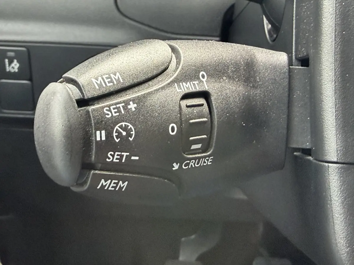 110pk Shine (Camera - Navigatie - Automatische Airco - Apple Carplay - 17" - Parkeersensoren)