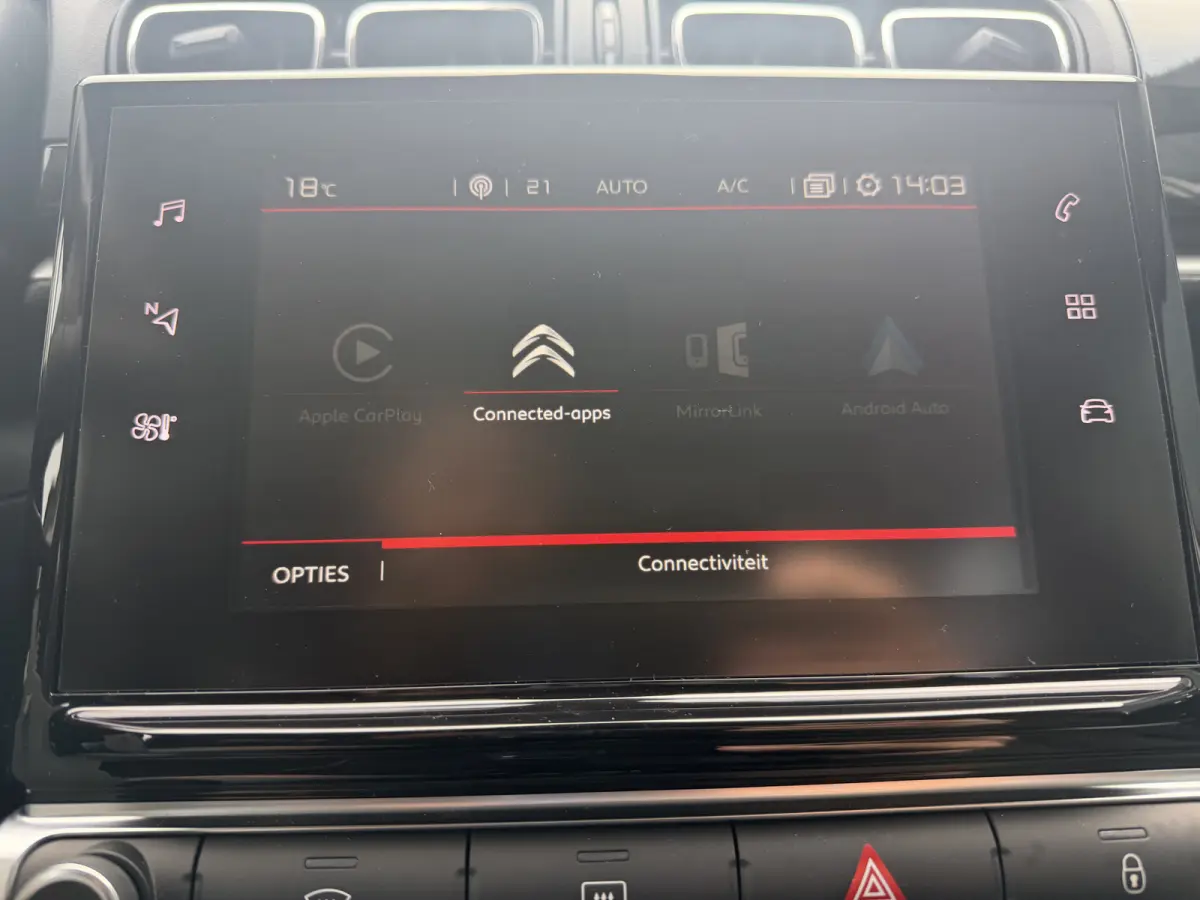 110pk Shine (Camera - Navigatie - Automatische Airco - Apple Carplay - 17" - Parkeersensoren)