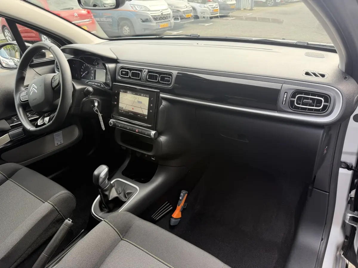 110pk Shine (Camera - Navigatie - Automatische Airco - Apple Carplay - 17" - Parkeersensoren)