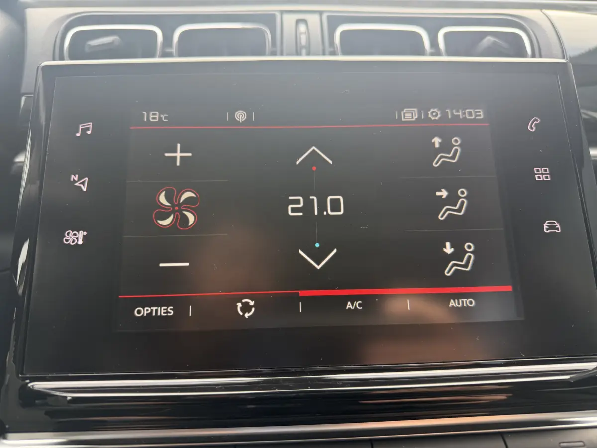 110pk Shine (Camera - Navigatie - Automatische Airco - Apple Carplay - 17" - Parkeersensoren)