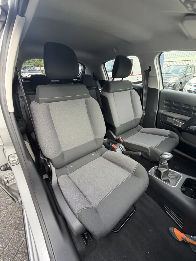 110pk Shine (Camera - Navigatie - Automatische Airco - Apple Carplay - 17" - Parkeersensoren)