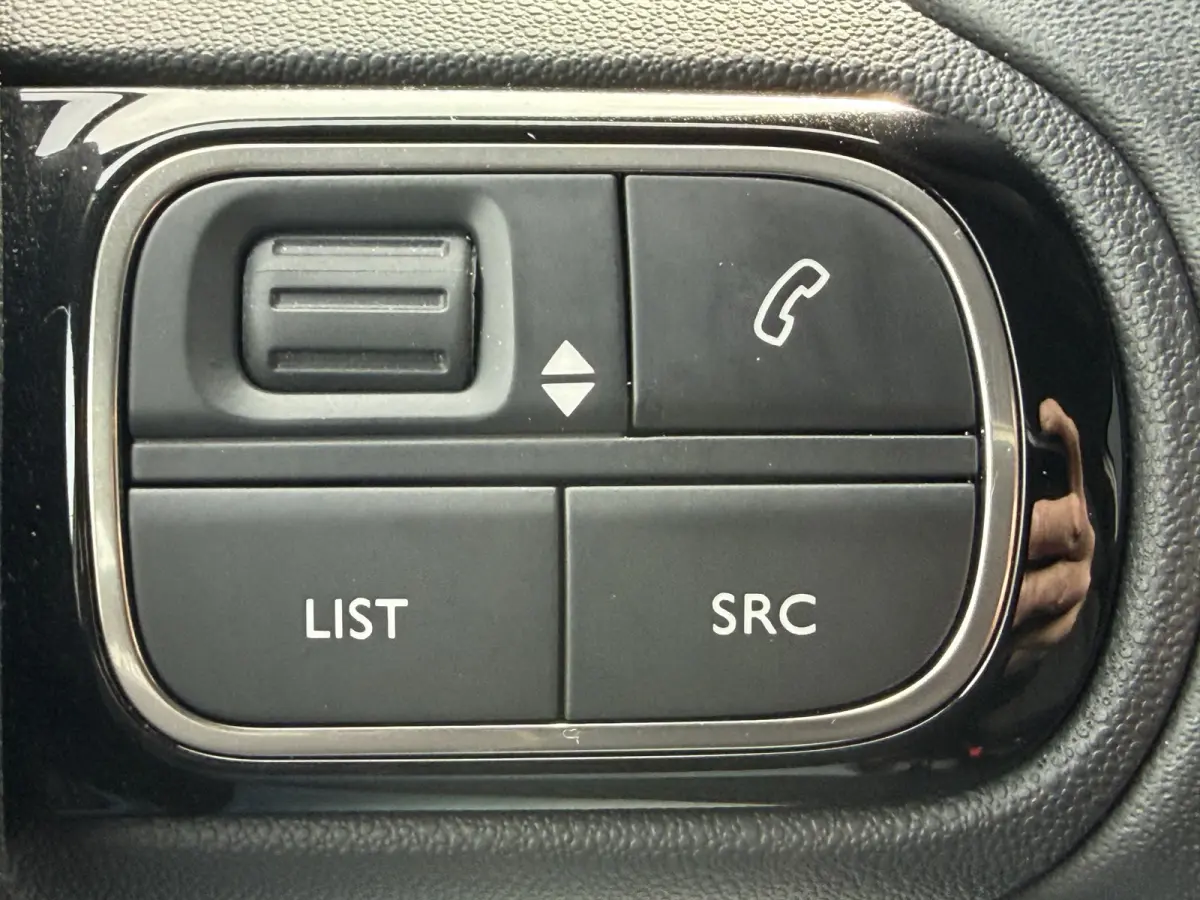110pk Shine (Camera - Navigatie - Automatische Airco - Apple Carplay - 17" - Parkeersensoren)