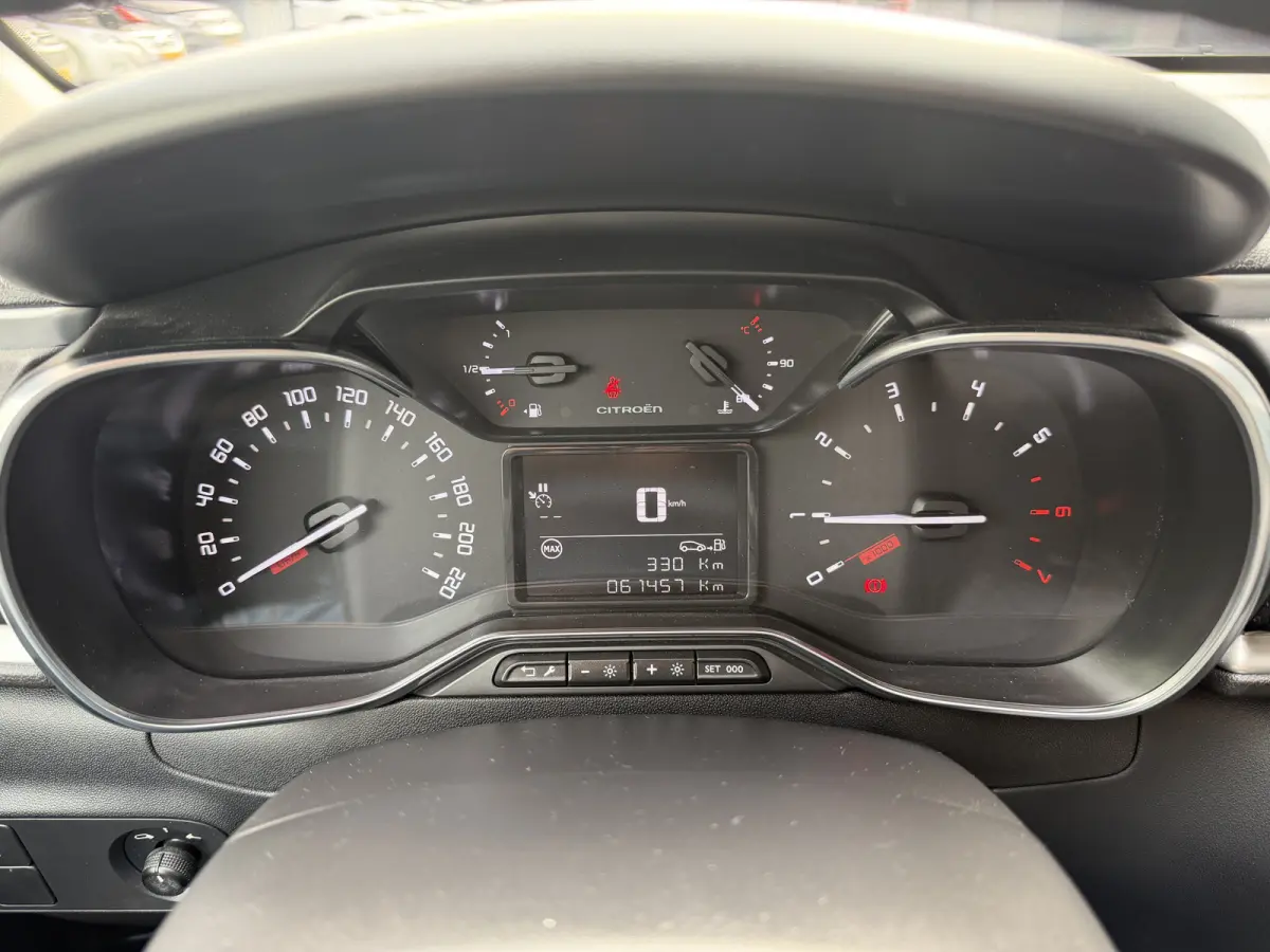 110pk Shine (Camera - Navigatie - Automatische Airco - Apple Carplay - 17" - Parkeersensoren)