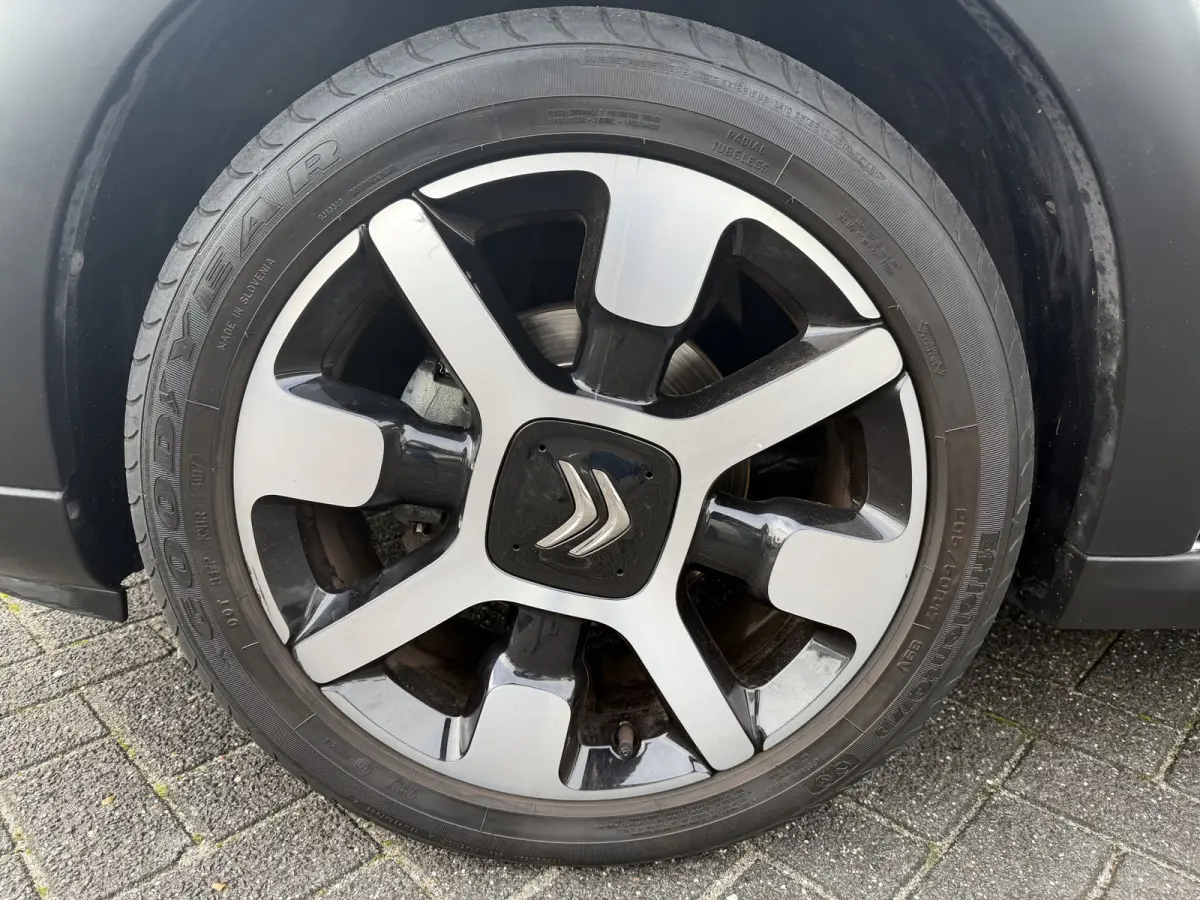 110pk Shine (Camera - Navigatie - Automatische Airco - Apple Carplay - 17" - Parkeersensoren)