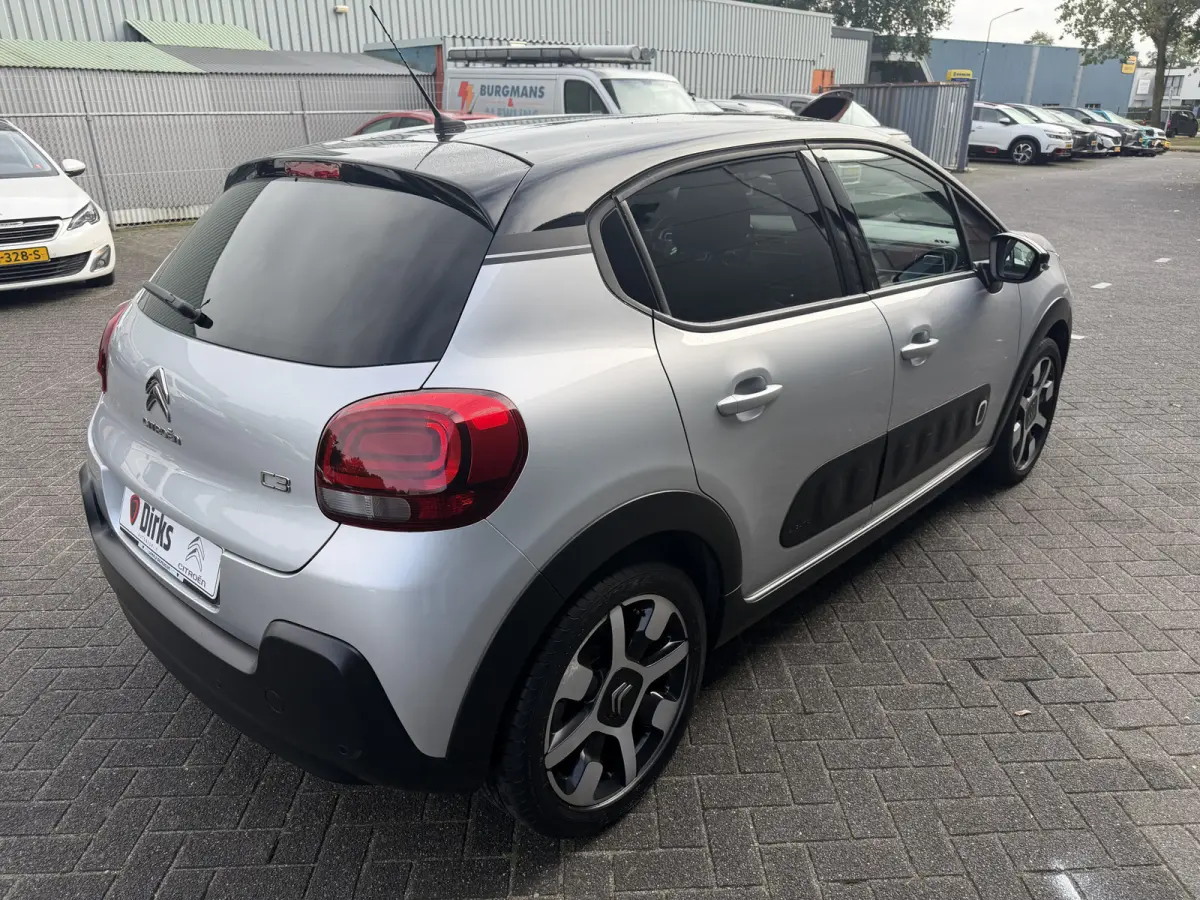 110pk Shine (Camera - Navigatie - Automatische Airco - Apple Carplay - 17" - Parkeersensoren)