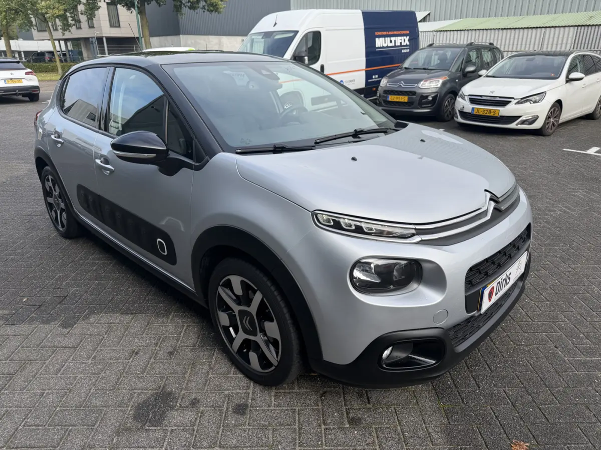 110pk Shine (Camera - Navigatie - Automatische Airco - Apple Carplay - 17" - Parkeersensoren)