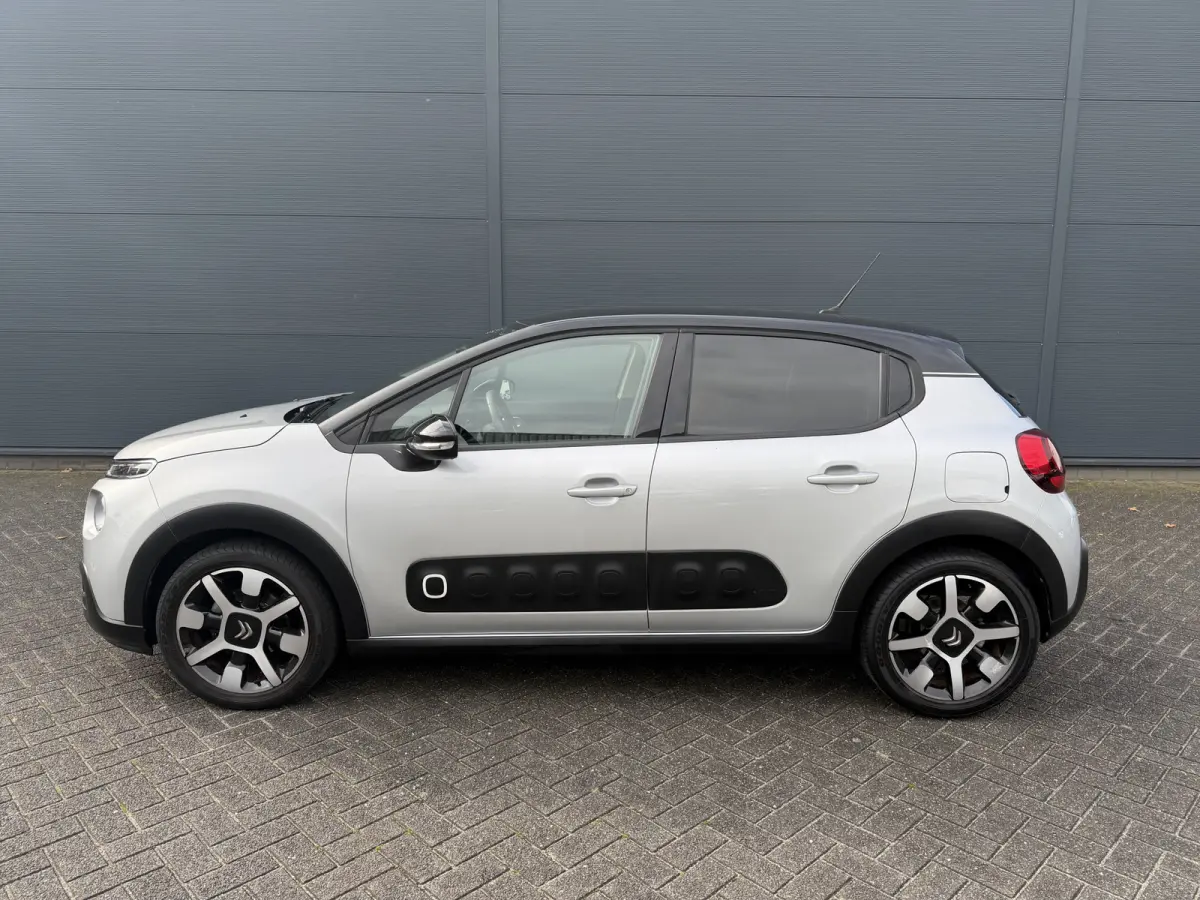 110pk Shine (Camera - Navigatie - Automatische Airco - Apple Carplay - 17" - Parkeersensoren)