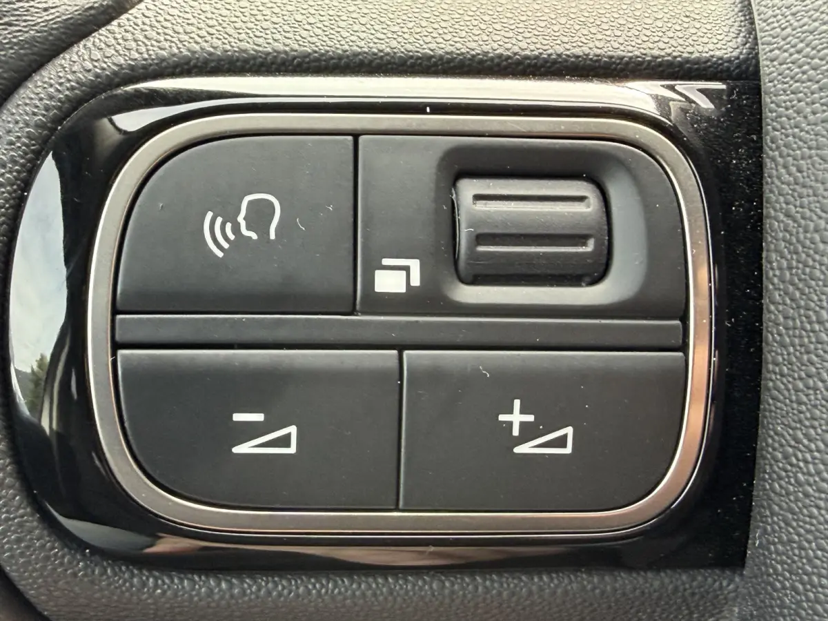 110pk Shine (Camera - Navigatie - Automatische Airco - Apple Carplay - 17" - Parkeersensoren)