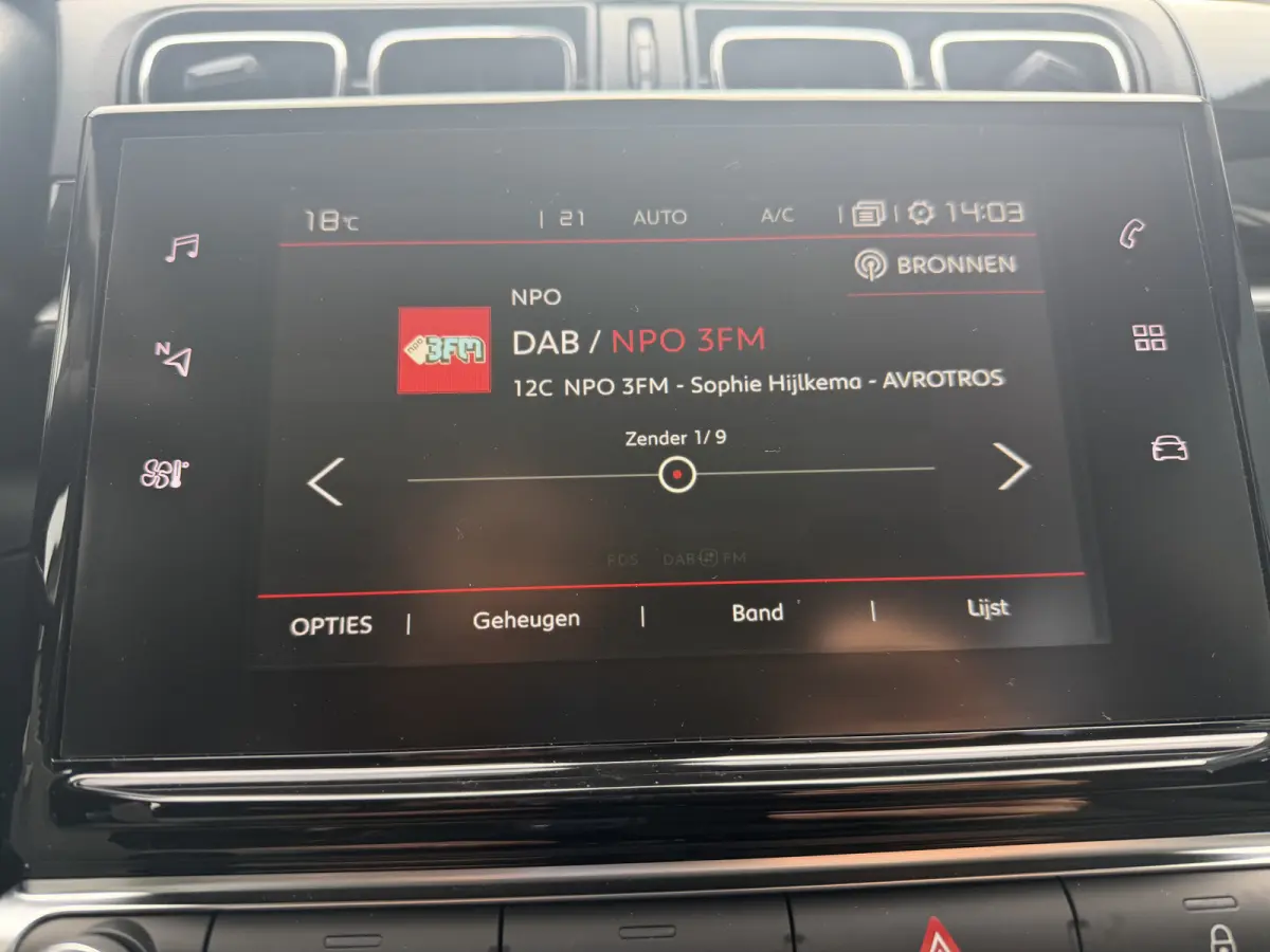 110pk Shine (Camera - Navigatie - Automatische Airco - Apple Carplay - 17" - Parkeersensoren)