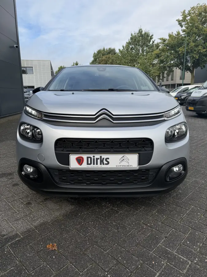 110pk Shine (Camera - Navigatie - Automatische Airco - Apple Carplay - 17" - Parkeersensoren)