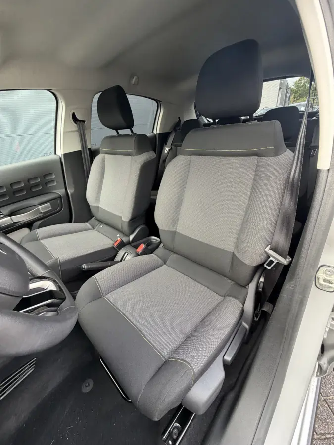 110pk Shine (Camera - Navigatie - Automatische Airco - Apple Carplay - 17" - Parkeersensoren)