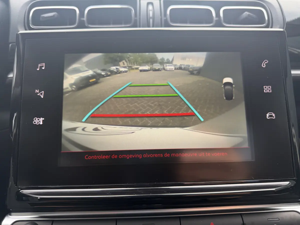 110pk Shine (Camera - Navigatie - Automatische Airco - Apple Carplay - 17" - Parkeersensoren)