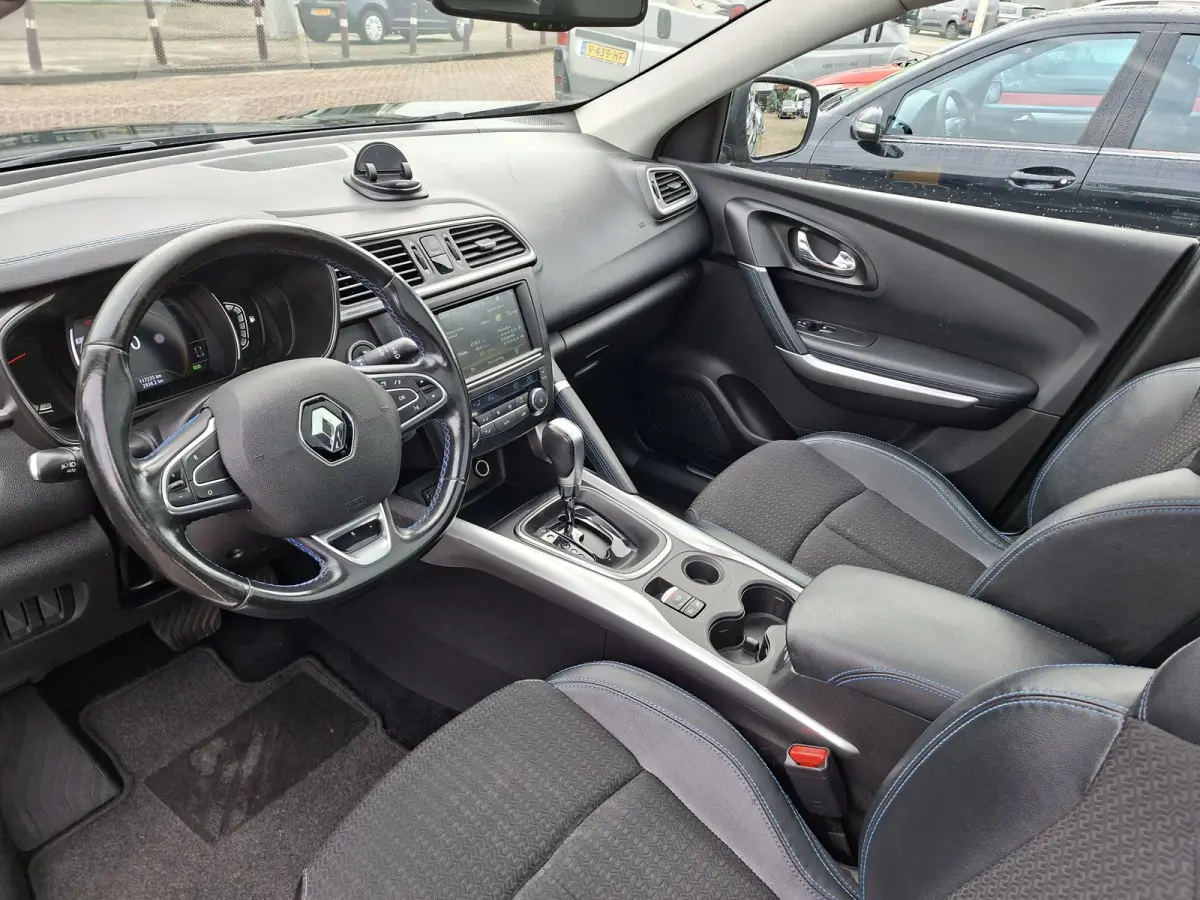 Kadjar TCe Panoramadak/Trekhaak/Carplay/Camera/Navigatie/Parkeersensoren v+a/19inch LM/Privacy Glass