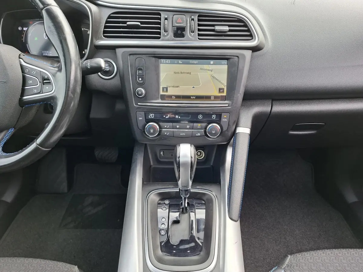 Kadjar TCe Panoramadak/Trekhaak/Carplay/Camera/Navigatie/Parkeersensoren v+a/19inch LM/Privacy Glass