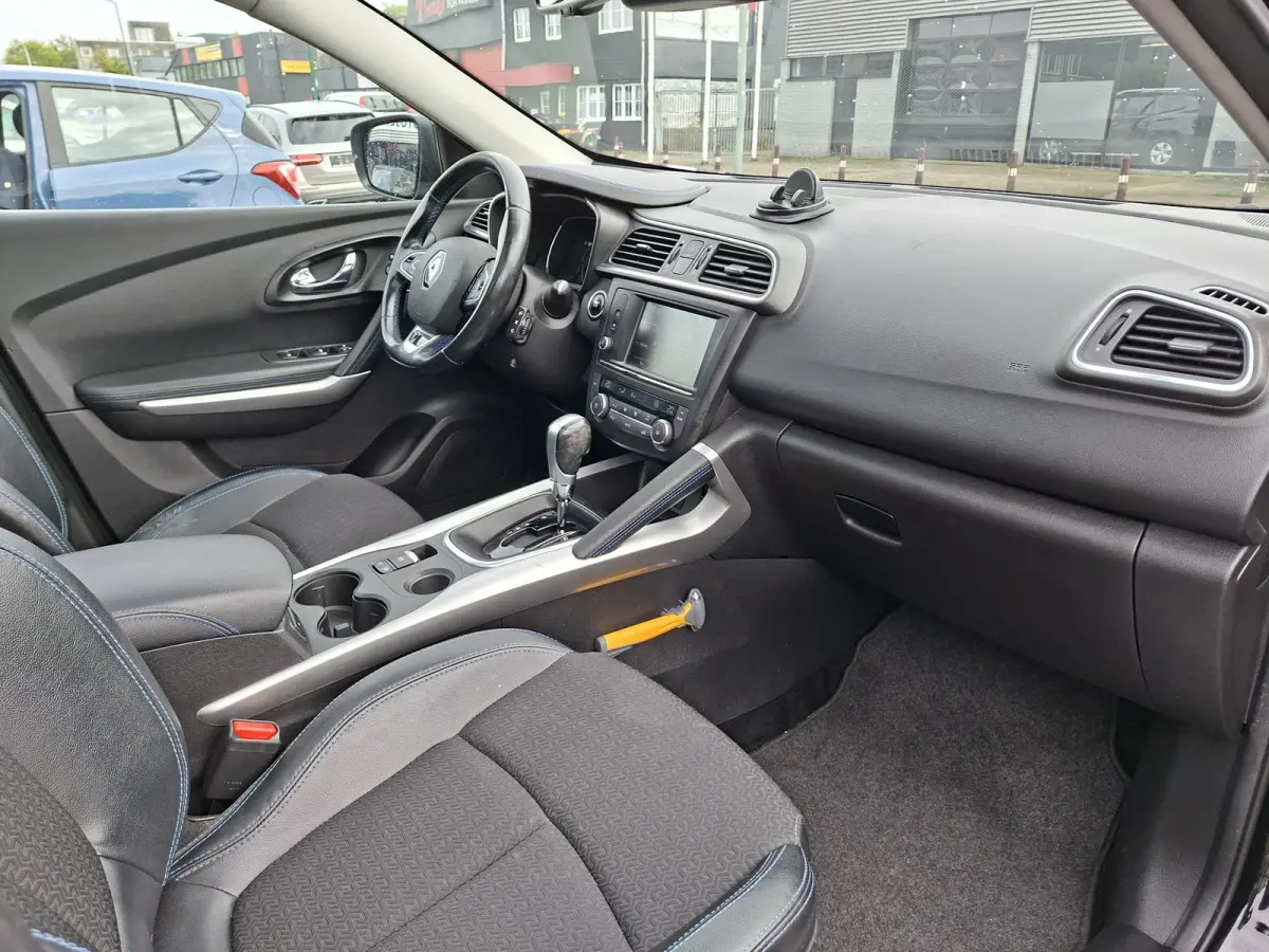 Kadjar TCe Panoramadak/Trekhaak/Carplay/Camera/Navigatie/Parkeersensoren v+a/19inch LM/Privacy Glass
