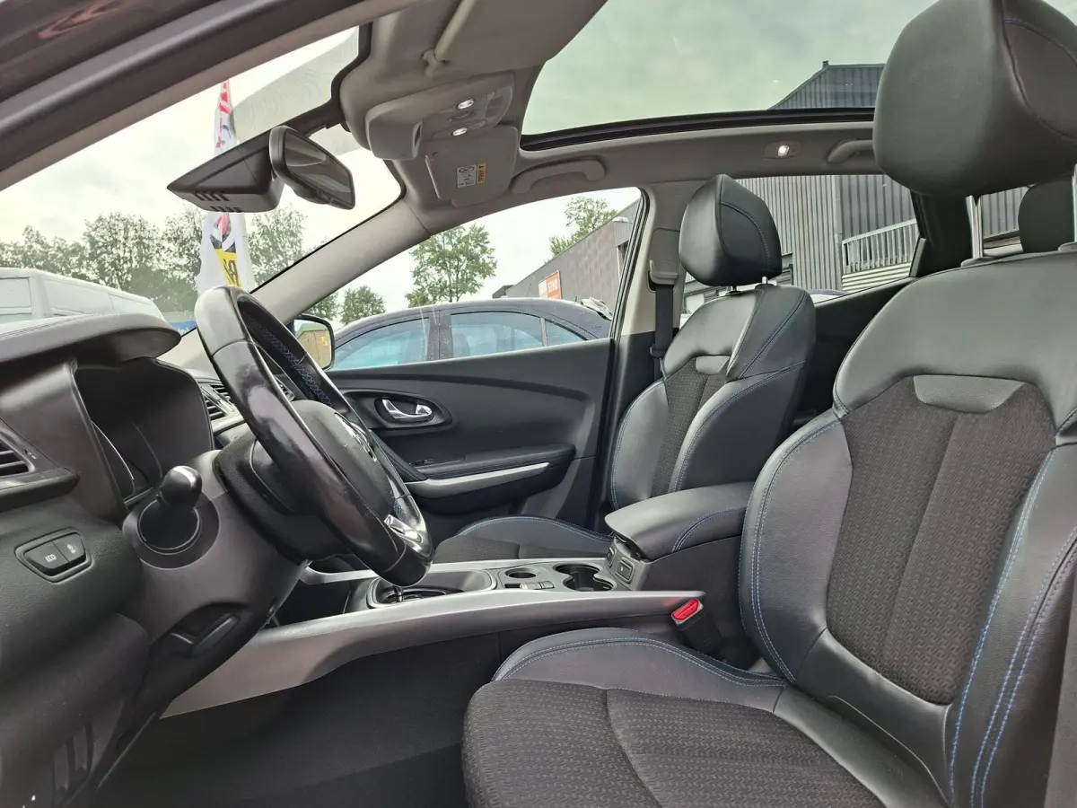 Kadjar TCe Panoramadak/Trekhaak/Carplay/Camera/Navigatie/Parkeersensoren v+a/19inch LM/Privacy Glass