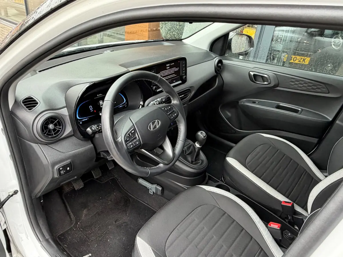 1.0 Comfort Smart Bi-tone 27.000km | 1e Eig | Camera | Allseason | Cr contr | Bluetooth | DAB | Navi | CarPlay | Airco