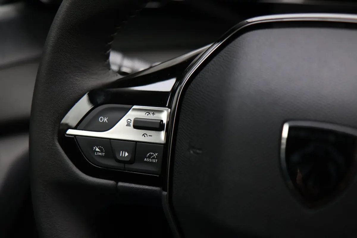 1.2 Hybrid 145 e-DCS6 Allure navi 360 camera acc keyless NAP