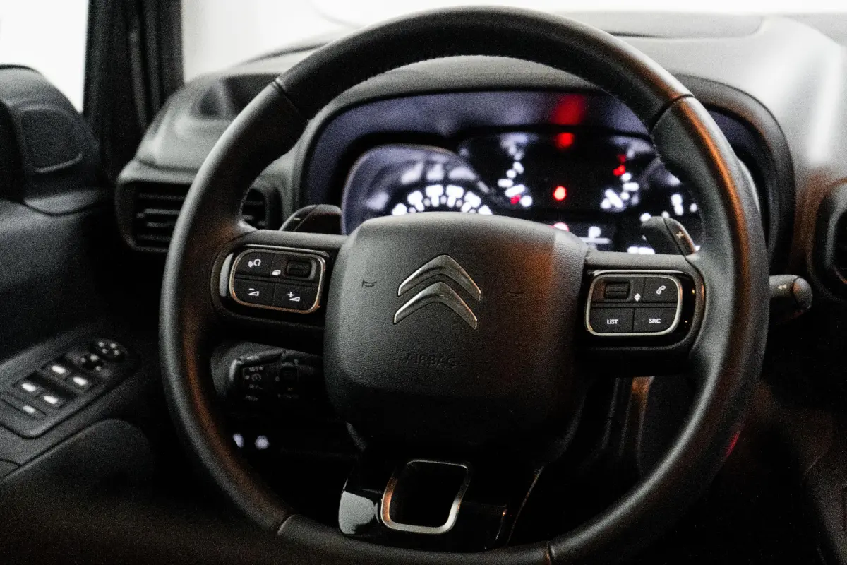 1.2 PureTech Shine Trekhaak! | Carplay | Stoelverwarming | Navigatie | Zeer Compleet! | Bluetooth | Clima | Cruise | Airco (automatisch) | Apple Carplay/Android Auto|telefoonintegratie premi