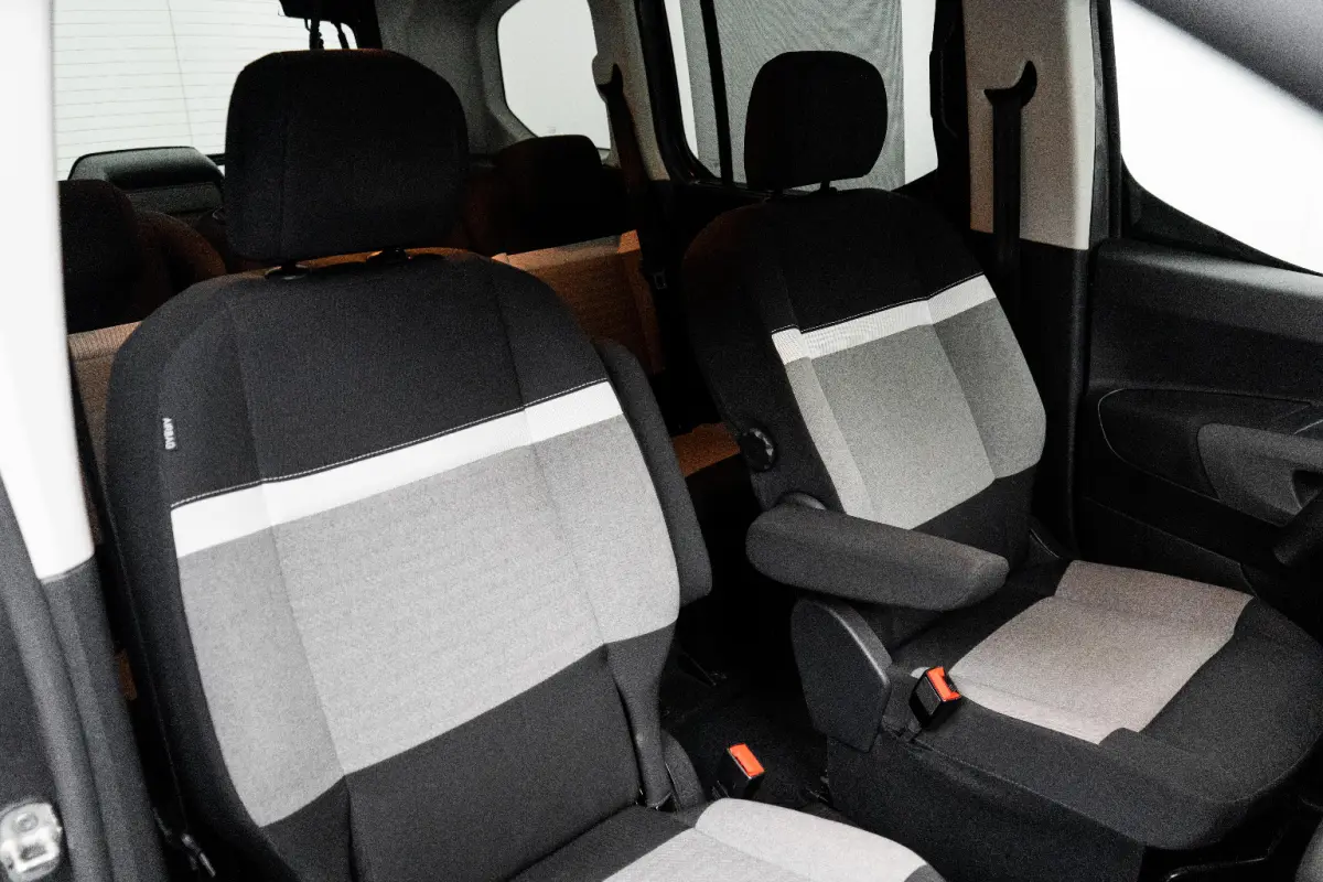 1.2 PureTech Shine Trekhaak! | Carplay | Stoelverwarming | Navigatie | Zeer Compleet! | Bluetooth | Clima | Cruise | Airco (automatisch) | Apple Carplay/Android Auto|telefoonintegratie premi