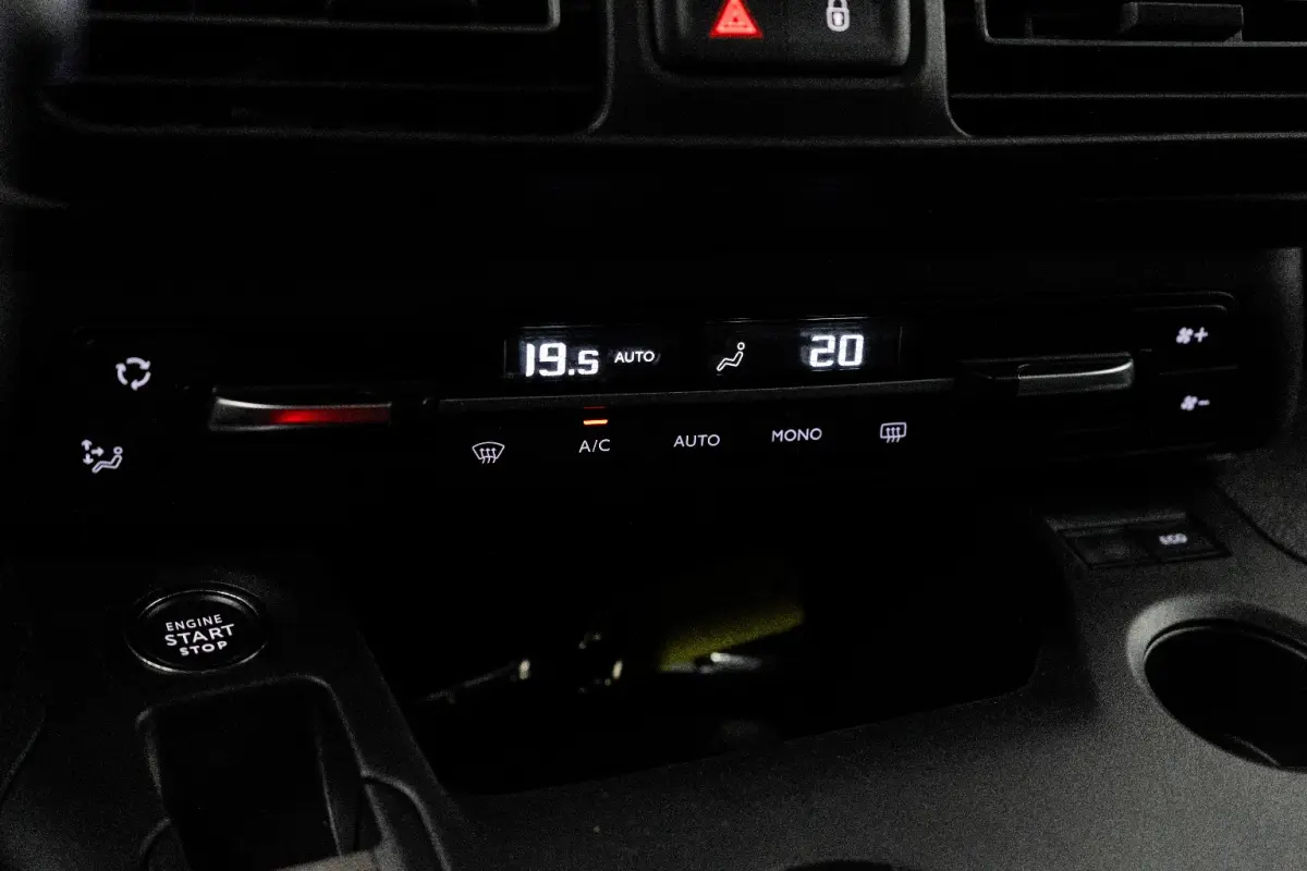1.2 PureTech Shine Trekhaak! | Carplay | Stoelverwarming | Navigatie | Zeer Compleet! | Bluetooth | Clima | Cruise | Airco (automatisch) | Apple Carplay/Android Auto|telefoonintegratie premi