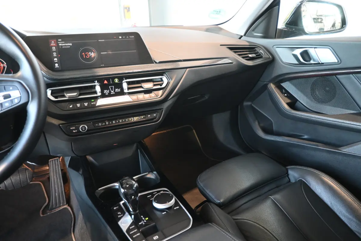 218i Automaat High Executive Clima Cruise control Navigatie LED Sportstoelen 100% Onderhouden Inruil mogelijk