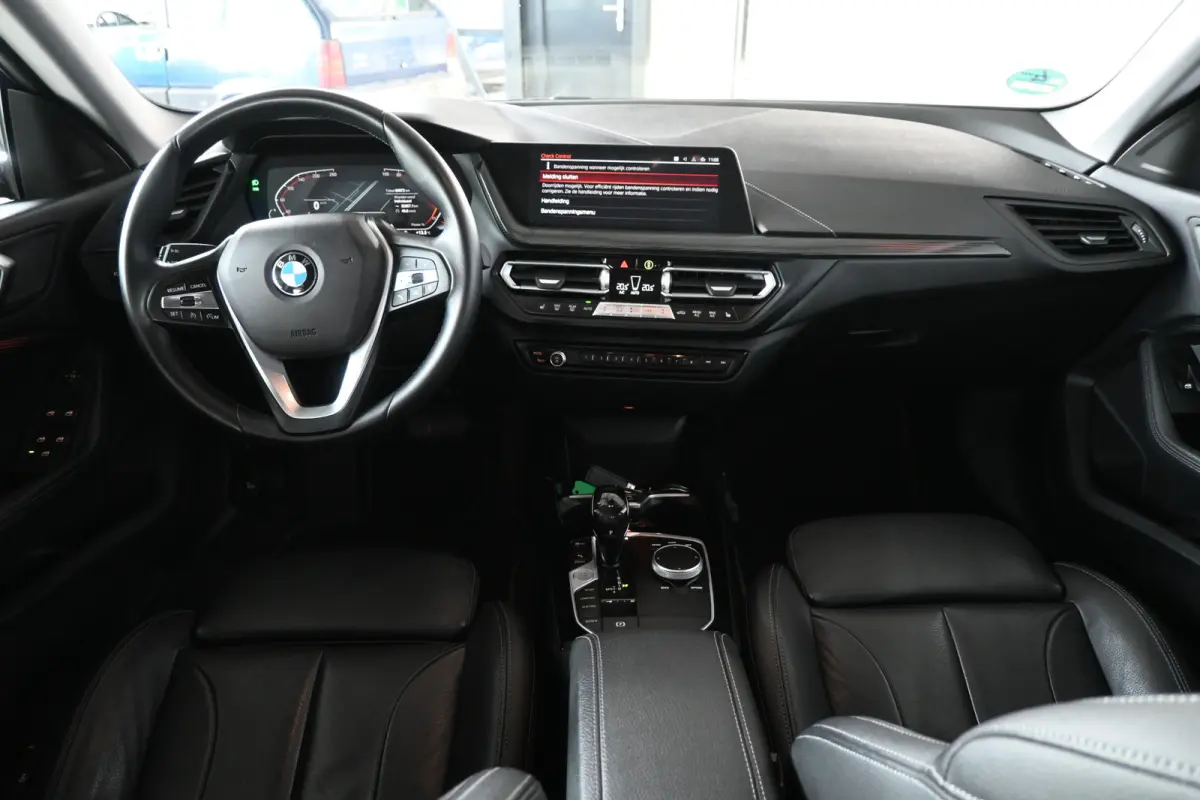 218i Automaat High Executive Clima Cruise control Navigatie LED Sportstoelen 100% Onderhouden Inruil mogelijk