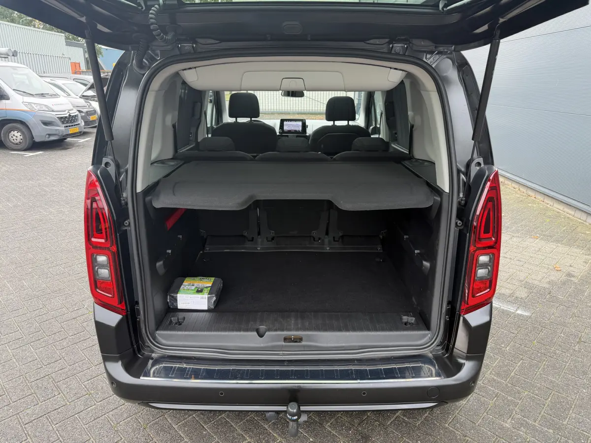 130pk BlueHDI Shine (Trekhaak - Panoramadak - Adaptieve Cruise Controle - Stoelverwarming - Parkeersensoren V+A - Camera - Automatische Airco - Navigatie)