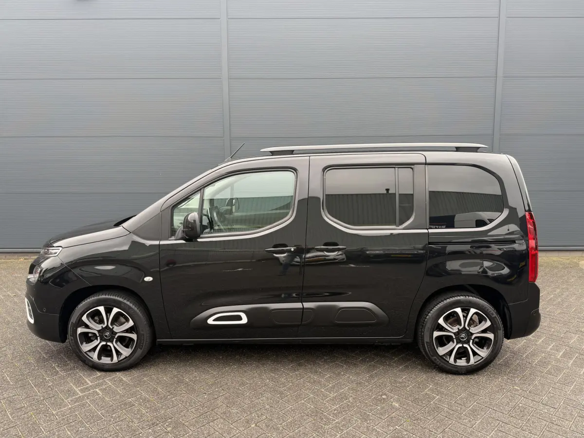 130pk BlueHDI Shine (Trekhaak - Panoramadak - Adaptieve Cruise Controle - Stoelverwarming - Parkeersensoren V+A - Camera - Automatische Airco - Navigatie)