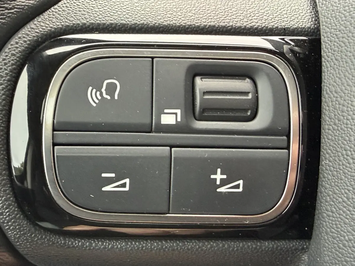 130pk BlueHDI Shine (Trekhaak - Panoramadak - Adaptieve Cruise Controle - Stoelverwarming - Parkeersensoren V+A - Camera - Automatische Airco - Navigatie)