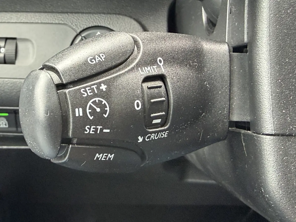 130pk BlueHDI Shine (Trekhaak - Panoramadak - Adaptieve Cruise Controle - Stoelverwarming - Parkeersensoren V+A - Camera - Automatische Airco - Navigatie)