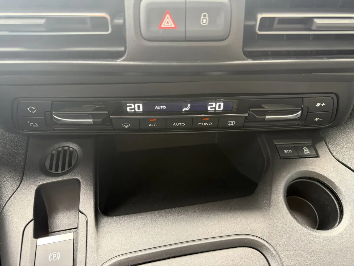 130pk BlueHDI Shine (Trekhaak - Panoramadak - Adaptieve Cruise Controle - Stoelverwarming - Parkeersensoren V+A - Camera - Automatische Airco - Navigatie)