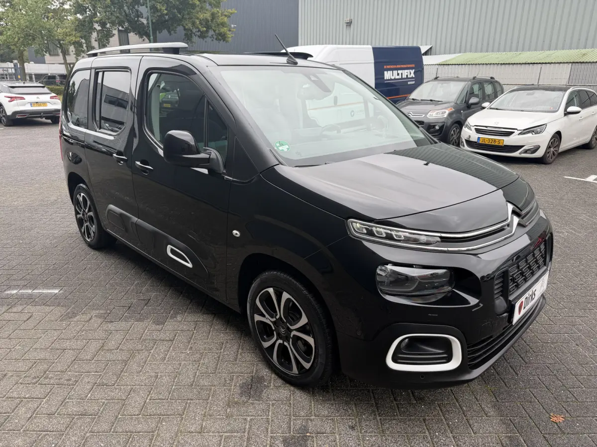 130pk BlueHDI Shine (Trekhaak - Panoramadak - Adaptieve Cruise Controle - Stoelverwarming - Parkeersensoren V+A - Camera - Automatische Airco - Navigatie)