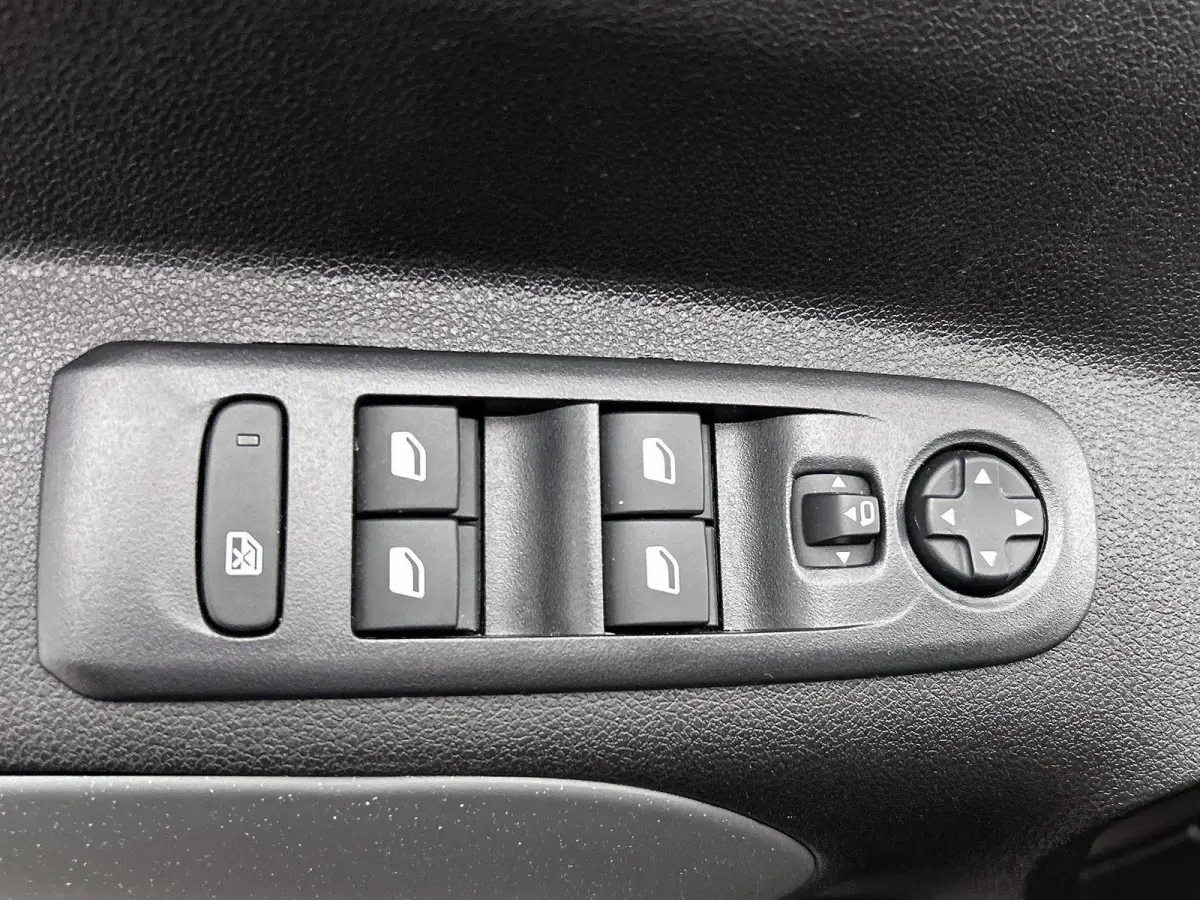 1.2 130pk Shine Automaat | Trekhaak | Apple Carplay/Android Auto | Camera | Dodehoekdetectie | Parkeersensoren Voor + Achter | Cruise Control | Climate Control |