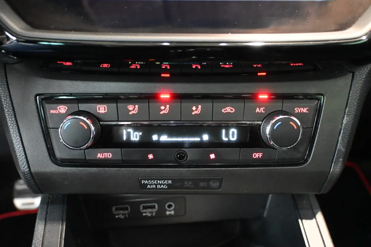 1.0 TSI FR Business Intense Clima Adaptieve cruise Panoramadak Sfeerverlichting 1e Eigenaar Inruil mogelijk