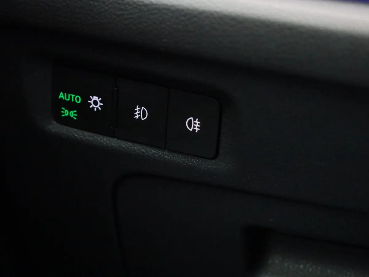 1.0 e-TSI Business Edition Plus | Automaat | Apple Carplay / Android Auto | Panoramadak | Achteruitrijcamera | Parkeersensoren | Sfeerverlichting |